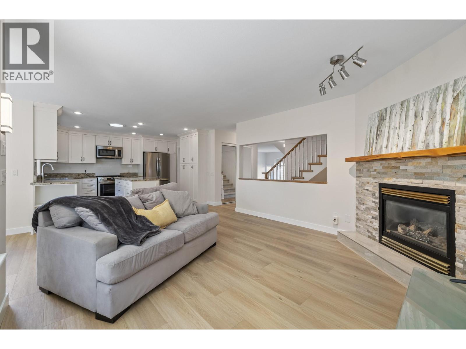 1638 Lindsay Drive, Kelowna, BC - Indoor Photo Showing Living Room With Fireplace