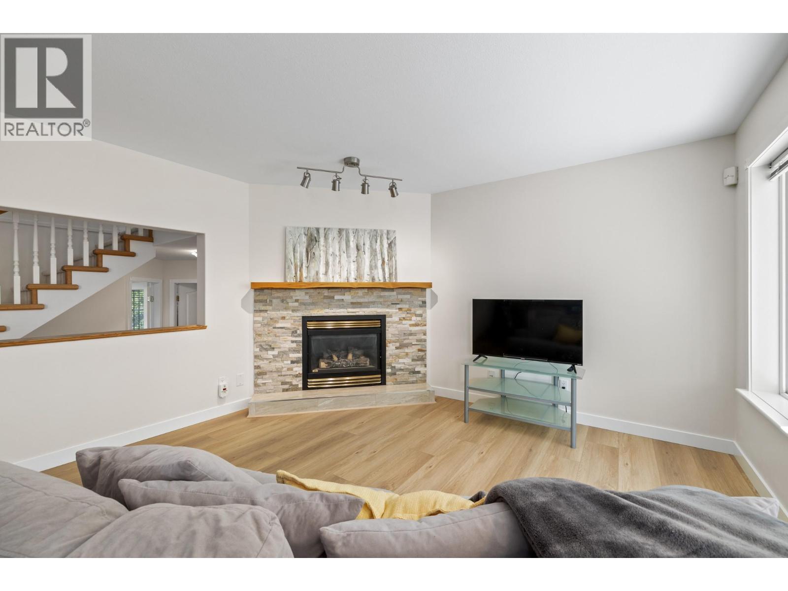 1638 Lindsay Drive, Kelowna, BC - Indoor Photo Showing Living Room With Fireplace