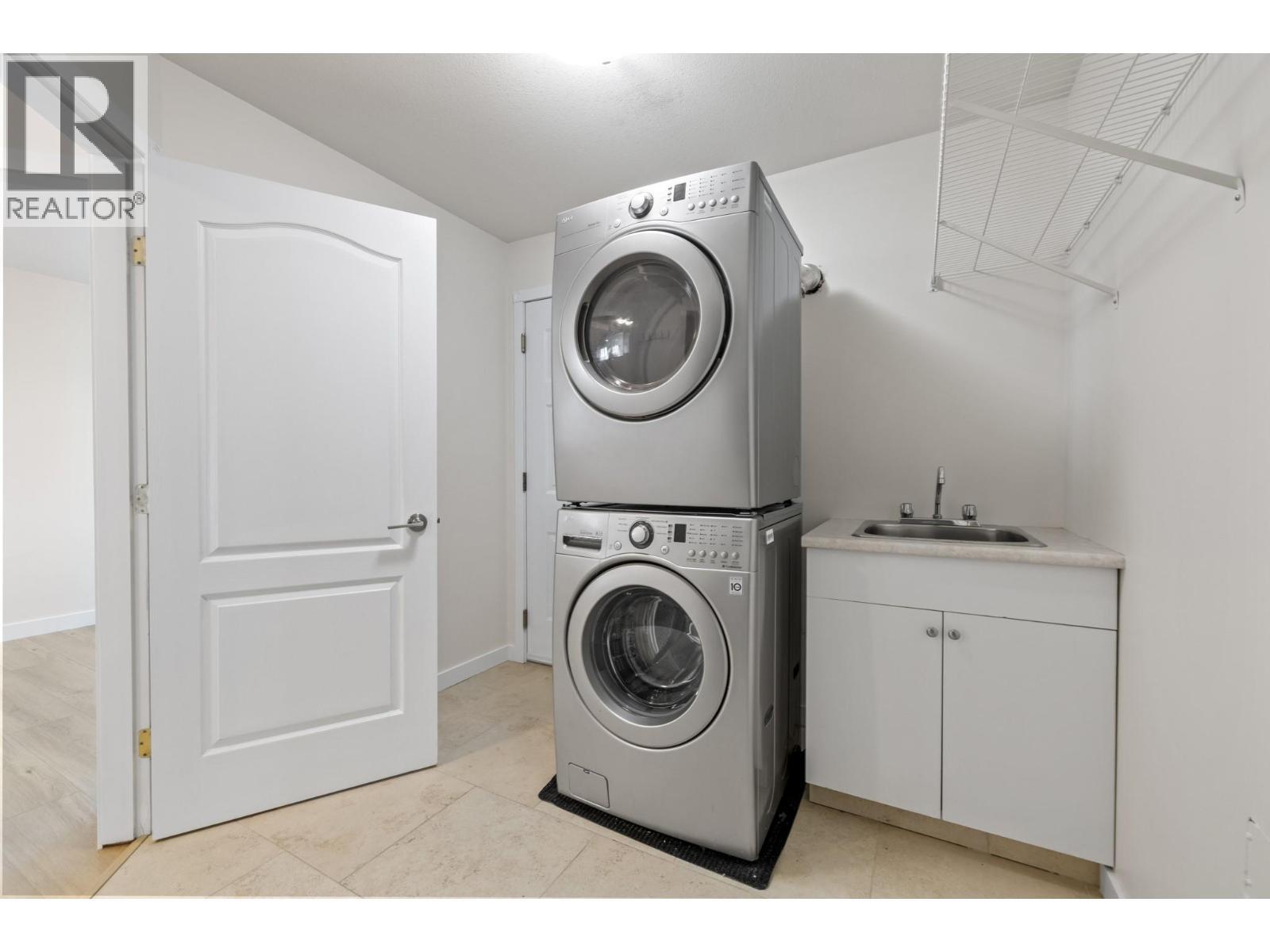 1638 Lindsay Drive, Kelowna, BC - Indoor Photo Showing Laundry Room