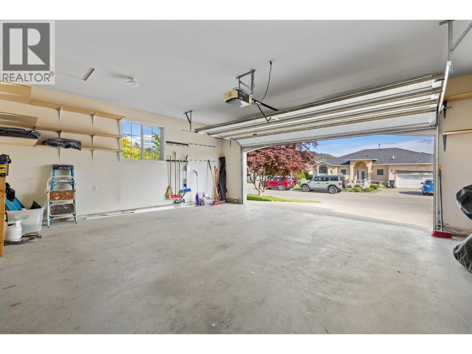 1638 Lindsay Drive, Kelowna, BC - Indoor Photo Showing Garage
