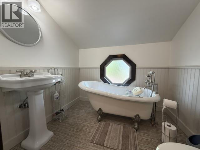7264 Eugene Road, Prince George, BC - Indoor Photo Showing Bathroom