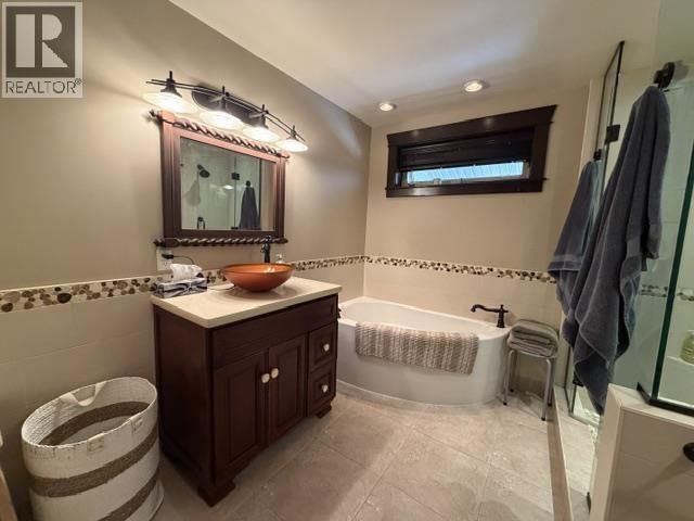 7264 Eugene Road, Prince George, BC - Indoor Photo Showing Bathroom