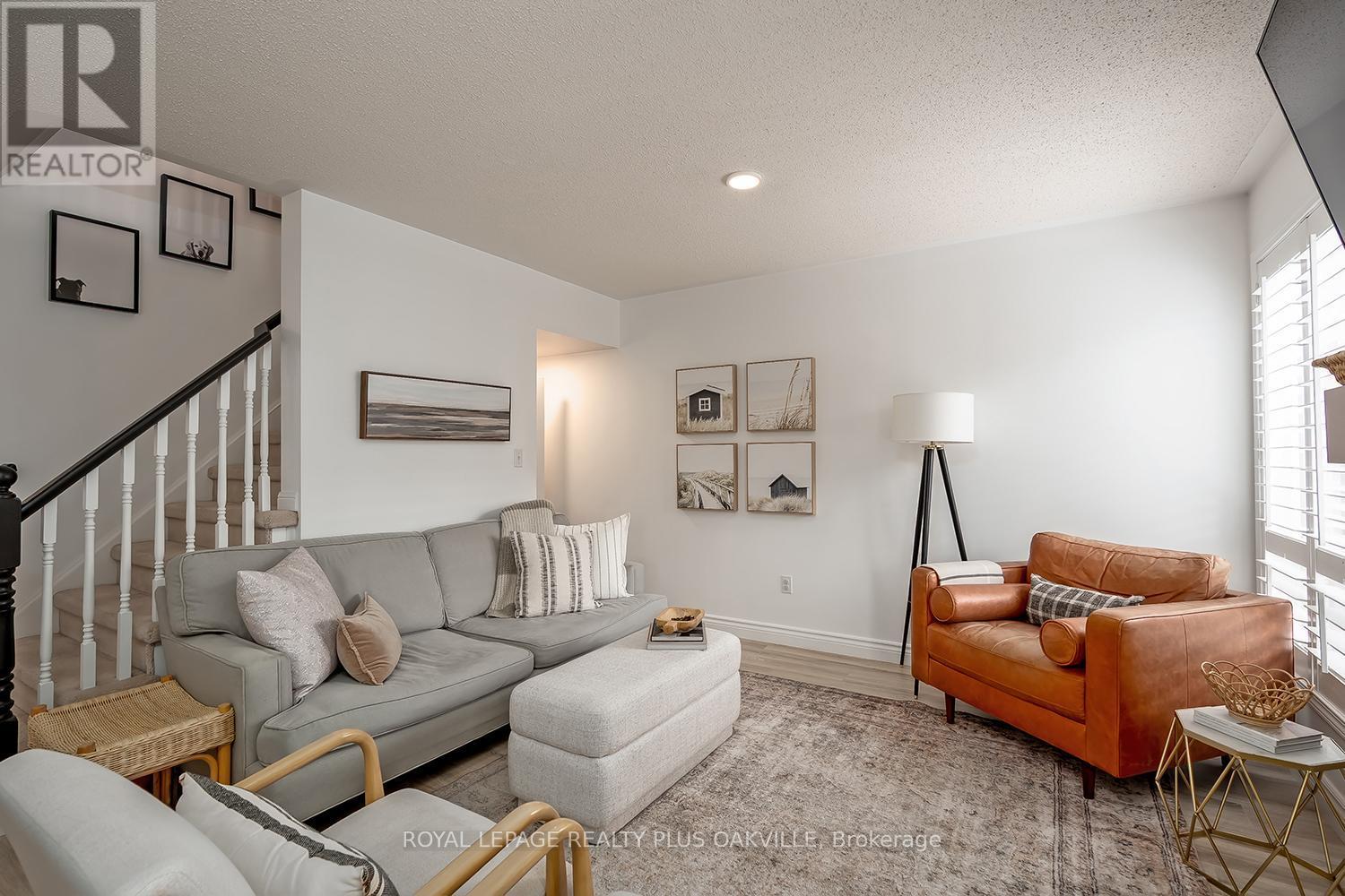 1159 Barclay Circle, Milton, ON - Indoor Photo Showing Living Room