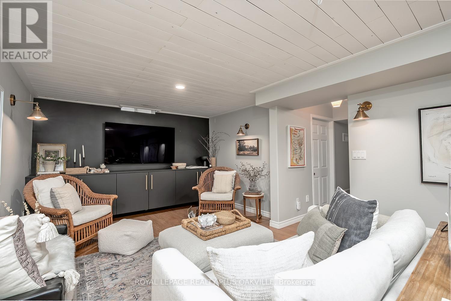 1159 Barclay Circle, Milton, ON - Indoor Photo Showing Living Room