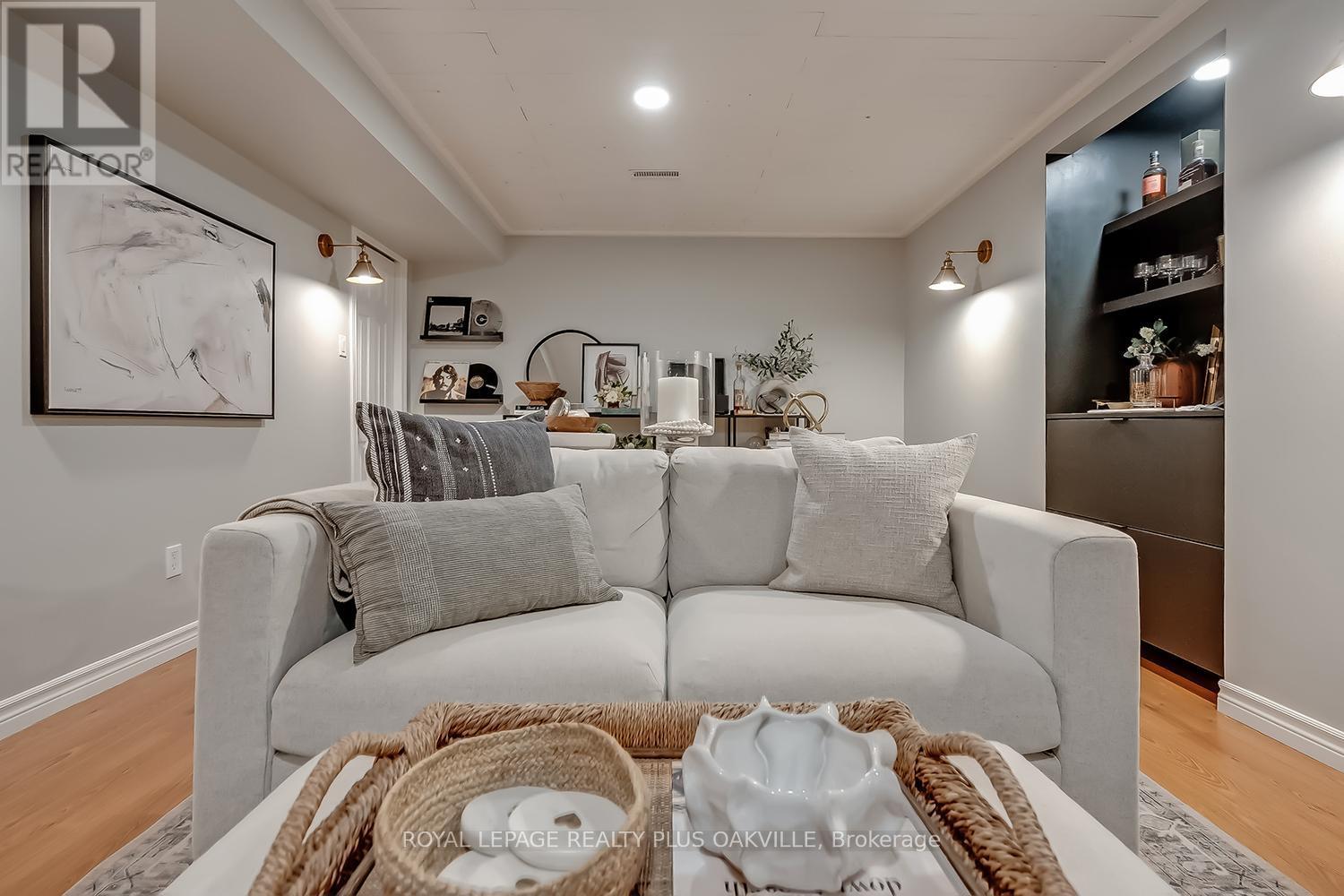 1159 Barclay Circle, Milton, ON - Indoor Photo Showing Living Room