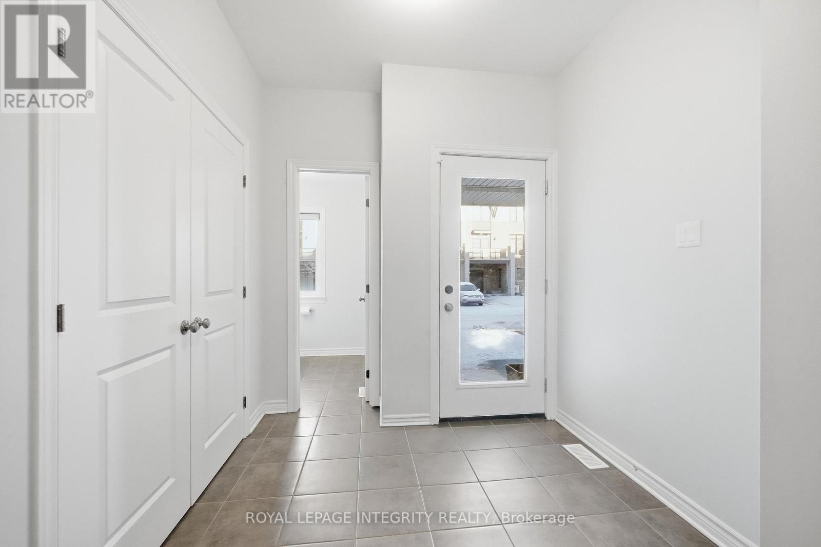 520 Stadacone Row, Ottawa, ON - Indoor Photo Showing Other Room