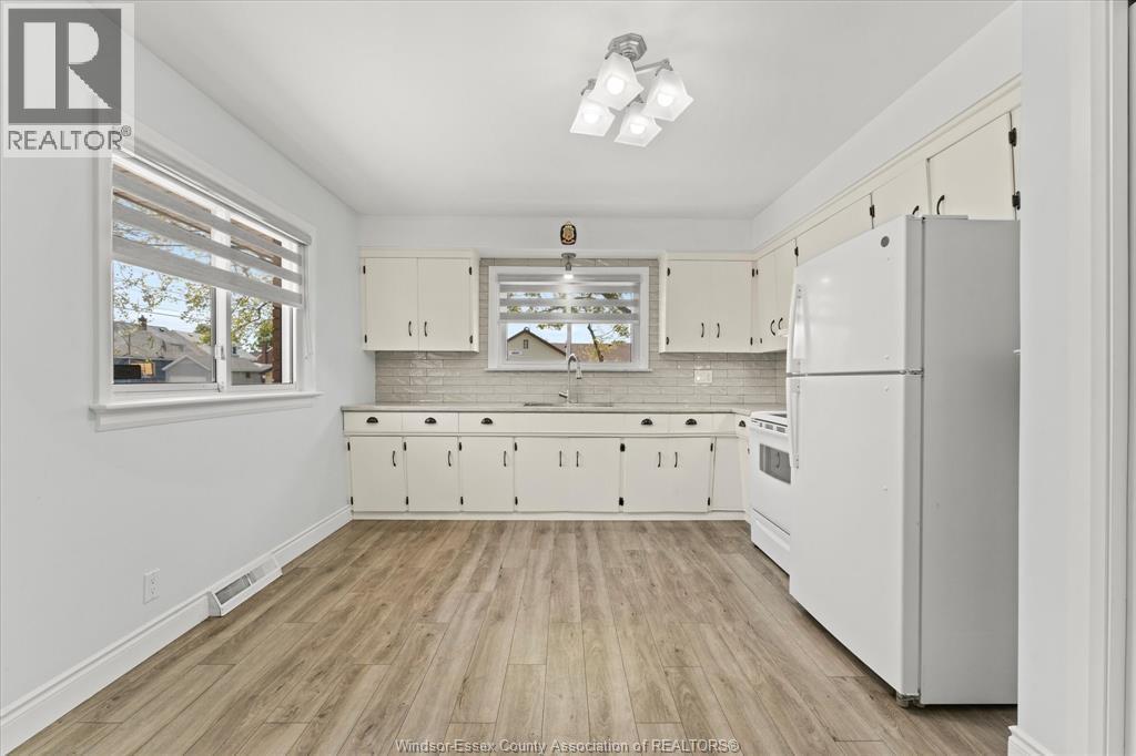 1796 Albert Road, Windsor, ON - Indoor Photo Showing Kitchen