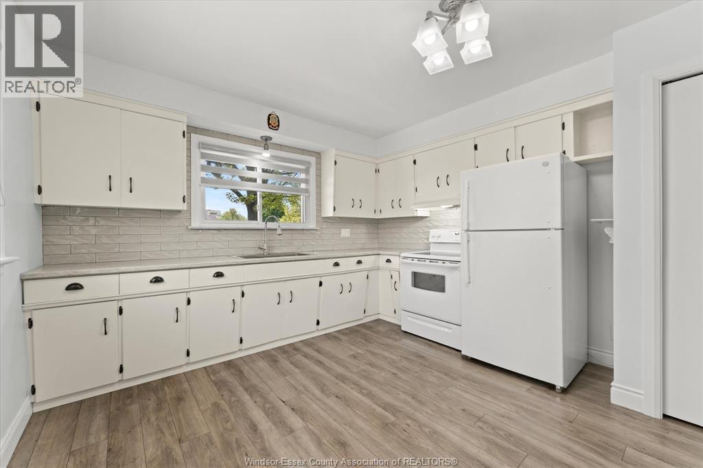 1796 Albert Road, Windsor, ON - Indoor Photo Showing Kitchen