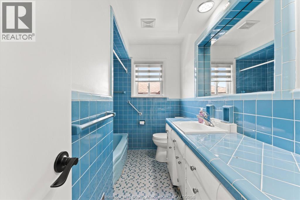 1796 Albert Road, Windsor, ON - Indoor Photo Showing Bathroom
