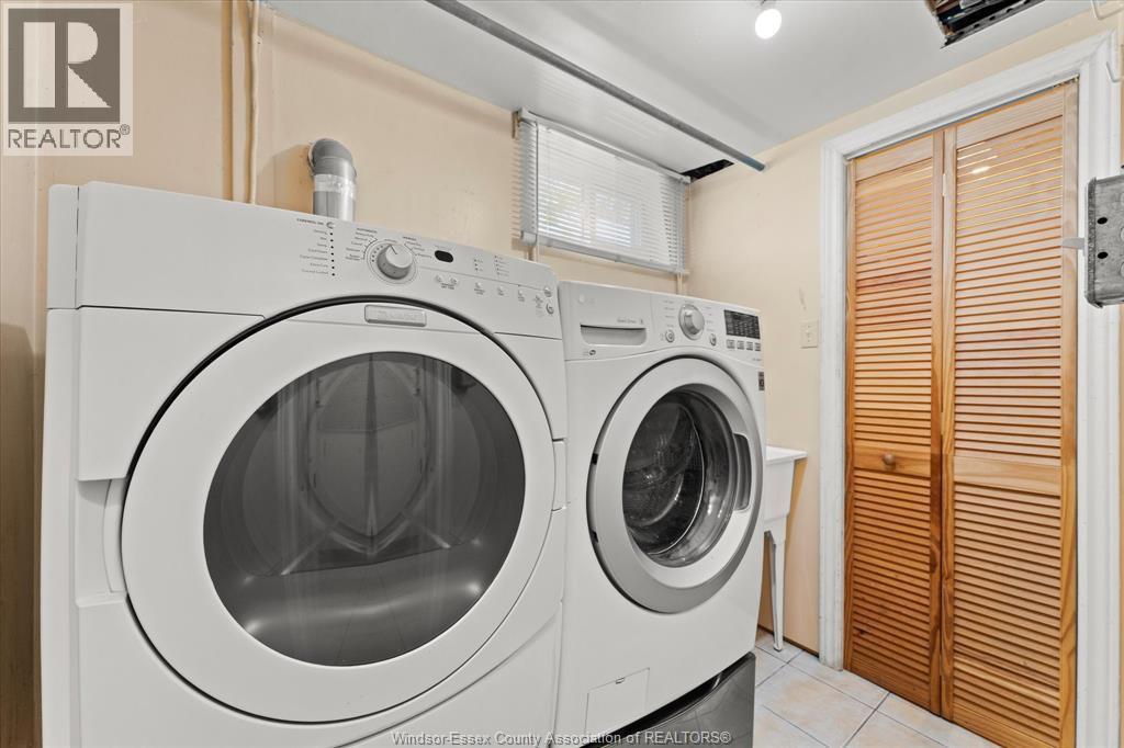 1796 Albert Road, Windsor, ON - Indoor Photo Showing Laundry Room