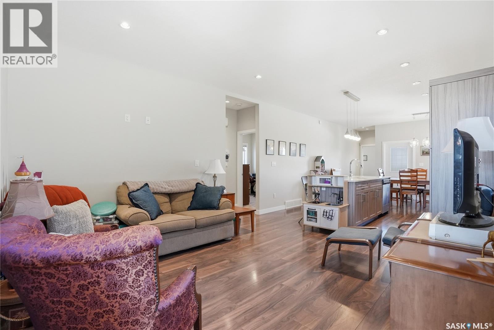 1407 Hughes Drive, Saskatoon, SK - Indoor Photo Showing Living Room