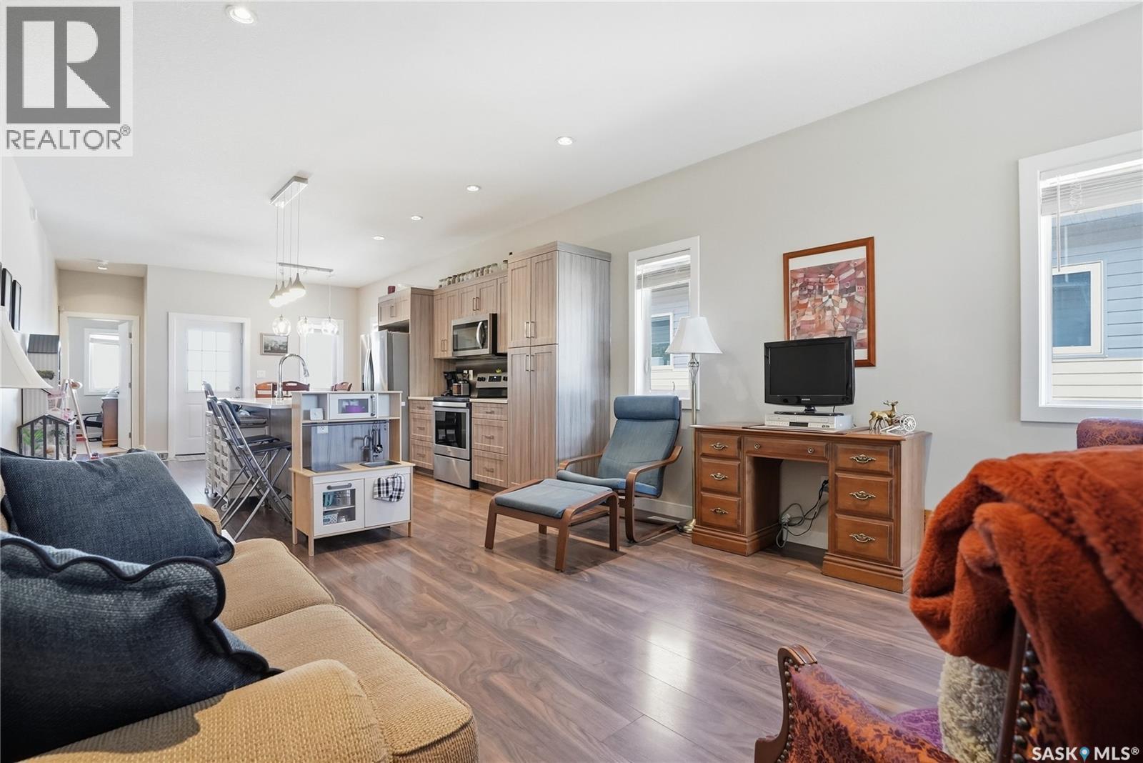 1407 Hughes Drive, Saskatoon, SK - Indoor Photo Showing Living Room