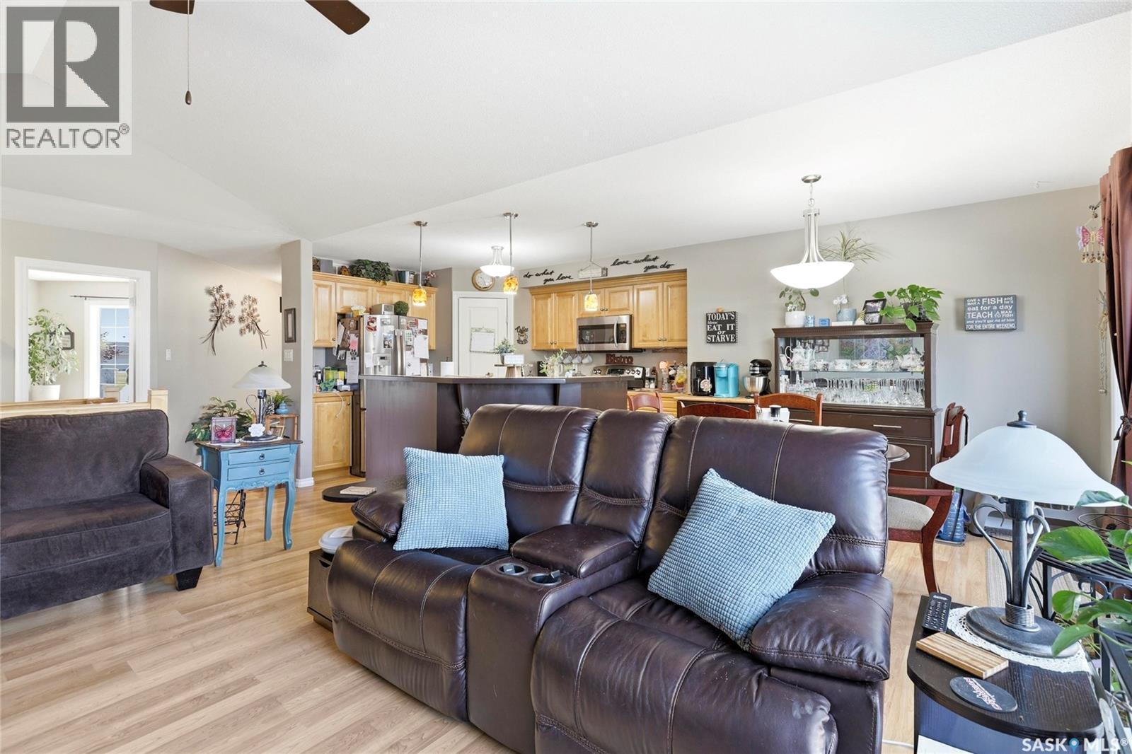 2827 Meadow Park Crescent E, Regina, SK - Indoor Photo Showing Living Room