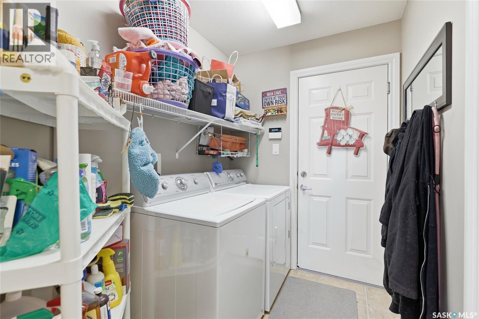 2827 Meadow Park Crescent E, Regina, SK - Indoor Photo Showing Laundry Room