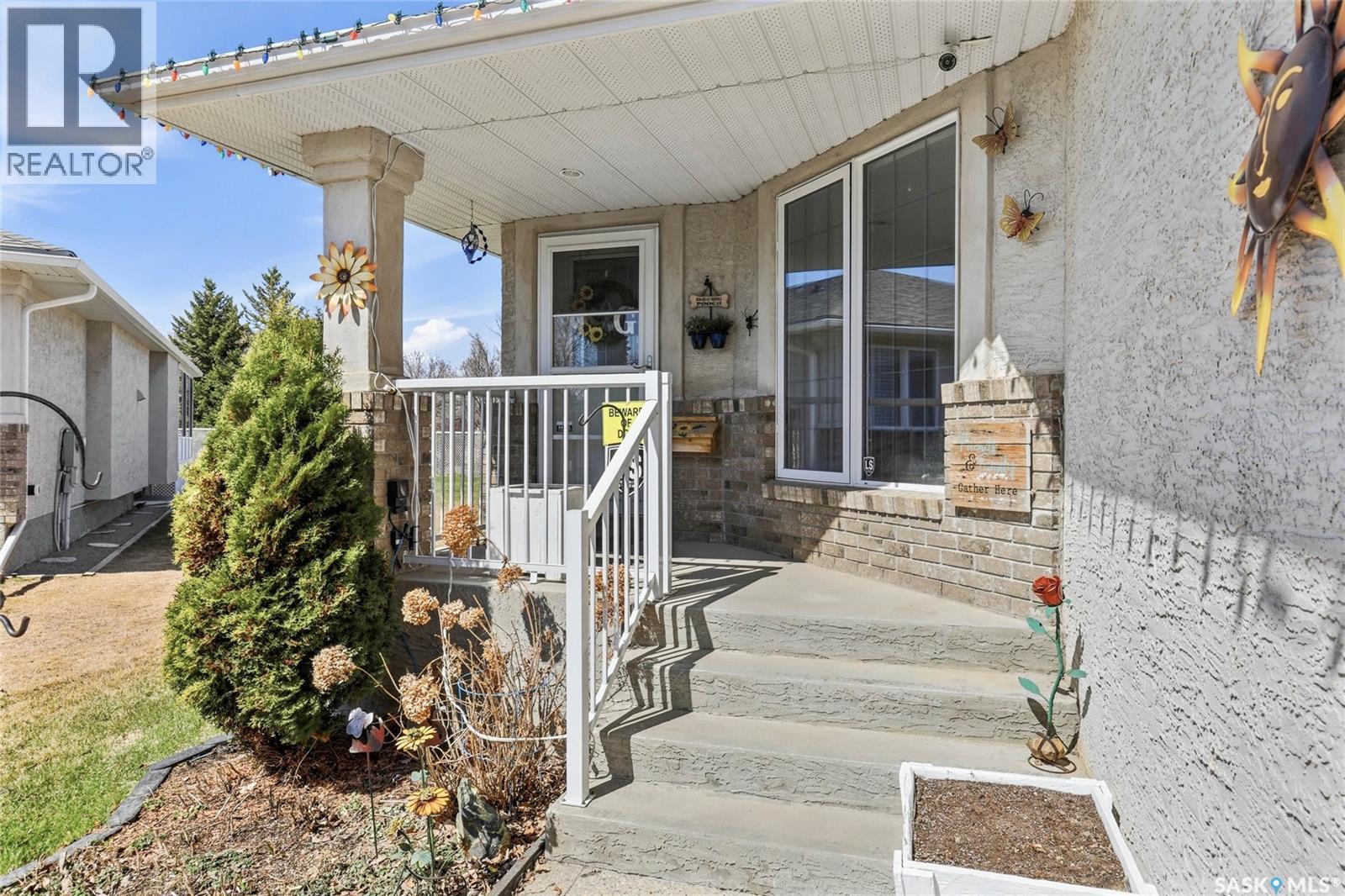 2827 Meadow Park Crescent E, Regina, SK - Outdoor