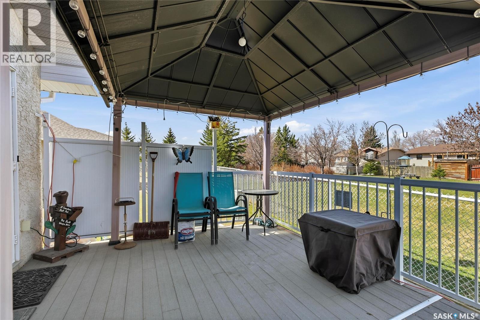 2827 Meadow Park Crescent E, Regina, SK - Outdoor With Exterior