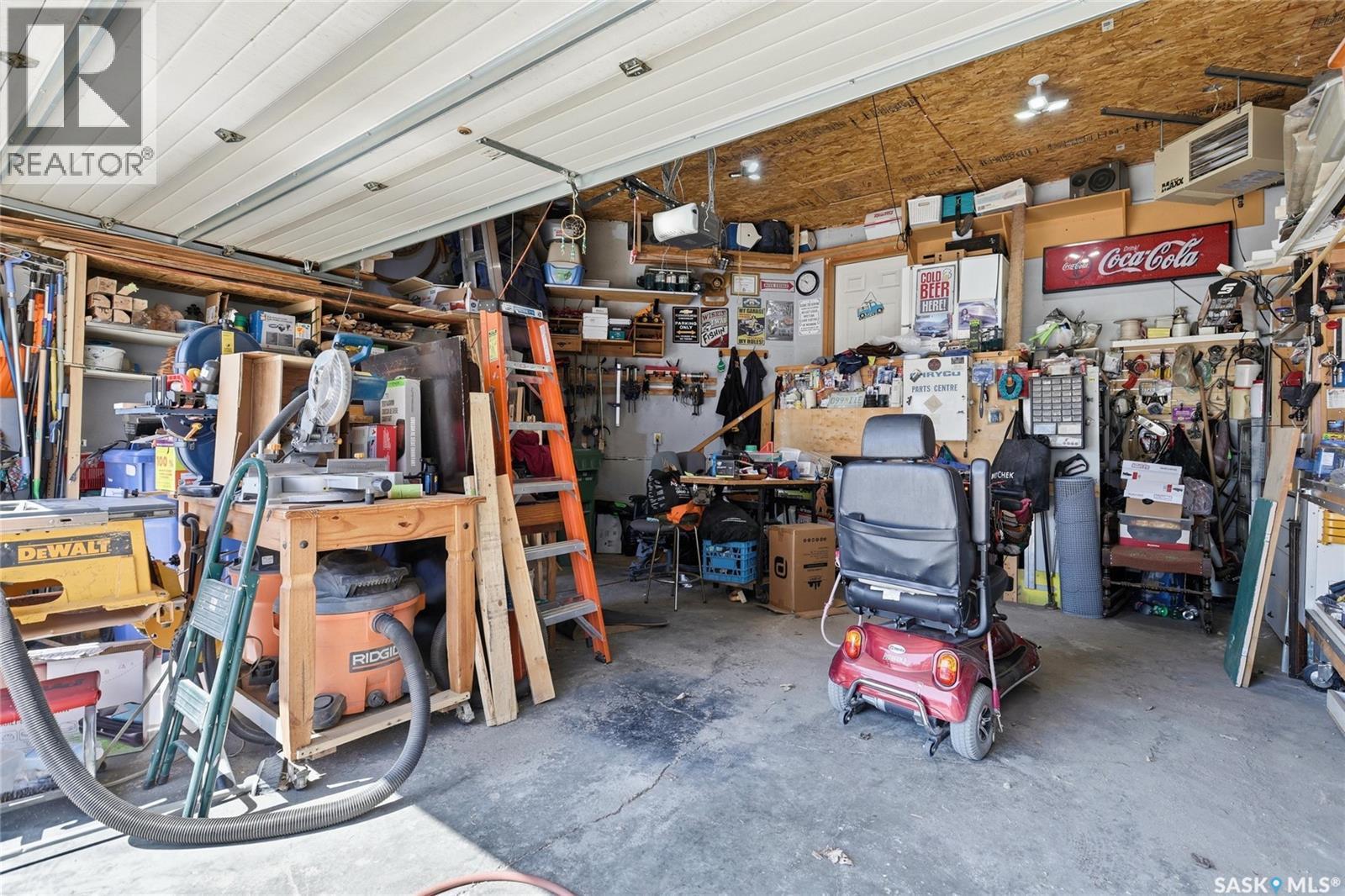 2827 Meadow Park Crescent E, Regina, SK - Indoor Photo Showing Garage