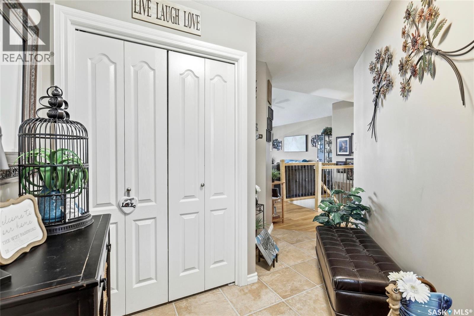 2827 Meadow Park Crescent E, Regina, SK - Indoor Photo Showing Other Room