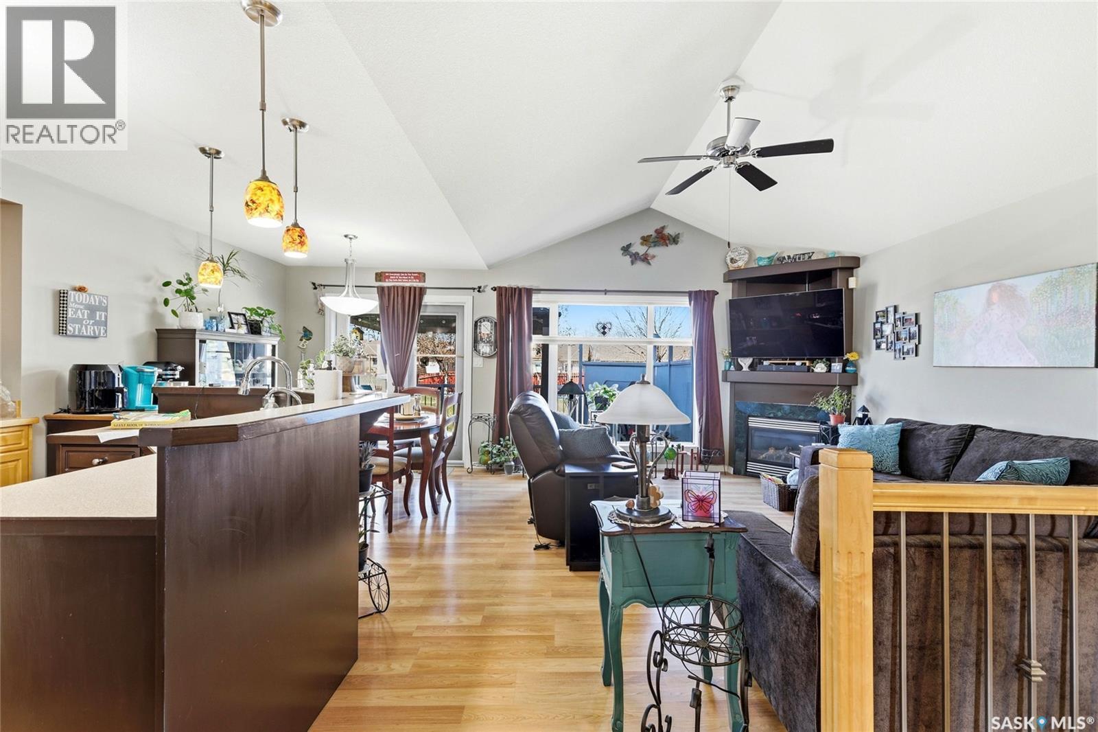 2827 Meadow Park Crescent E, Regina, SK - Indoor With Fireplace