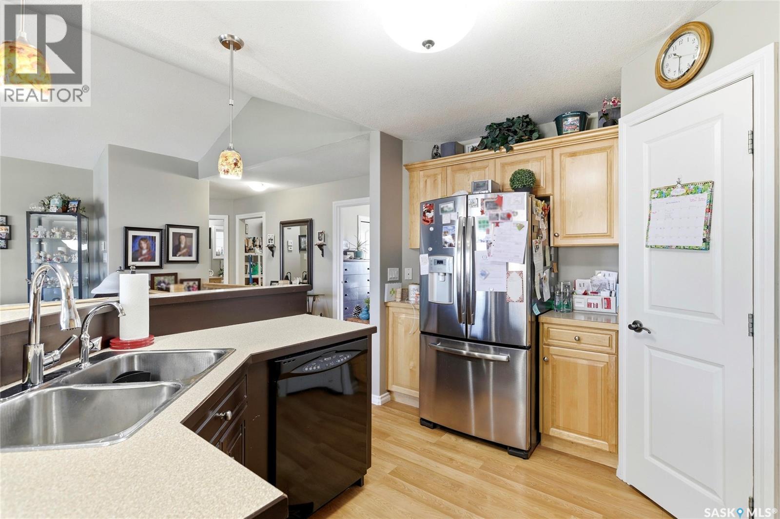 2827 Meadow Park Crescent E, Regina, SK - Indoor Photo Showing Kitchen With Double Sink