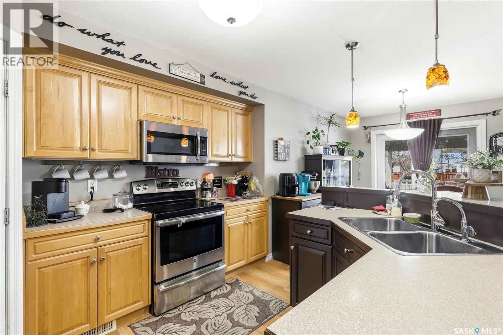 2827 Meadow Park Crescent E, Regina, SK - Indoor Photo Showing Kitchen With Double Sink