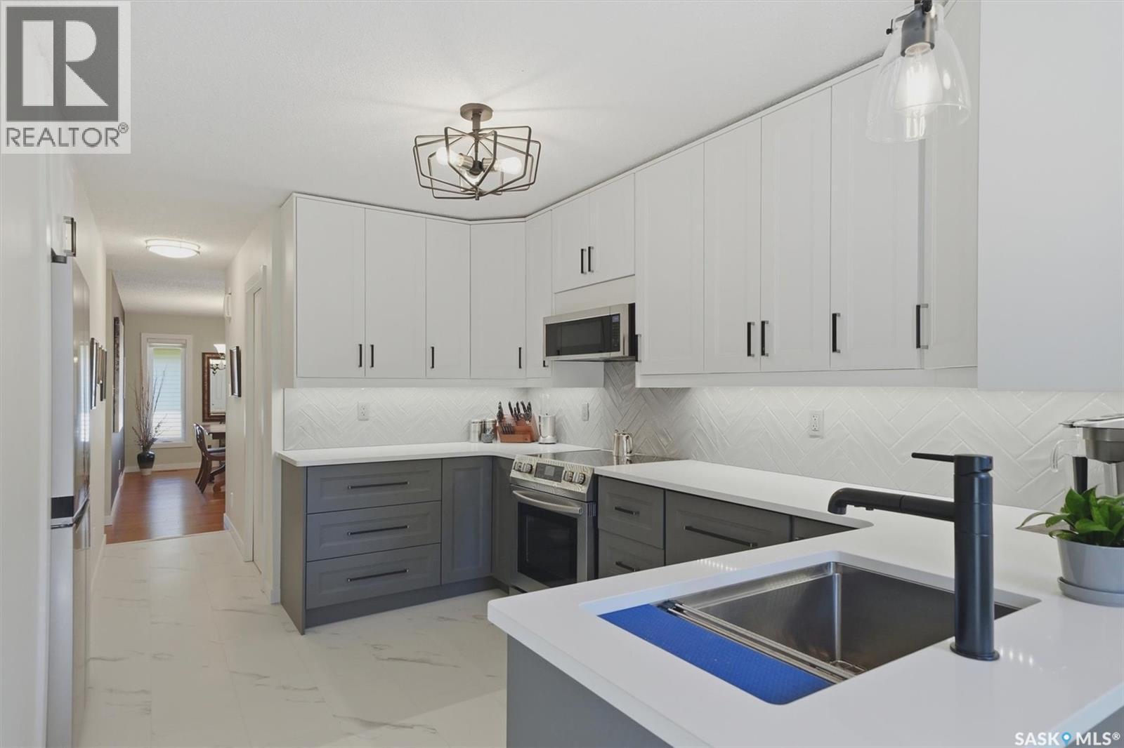 203 Gustin Crescent, Saskatoon, SK - Indoor Photo Showing Kitchen With Upgraded Kitchen