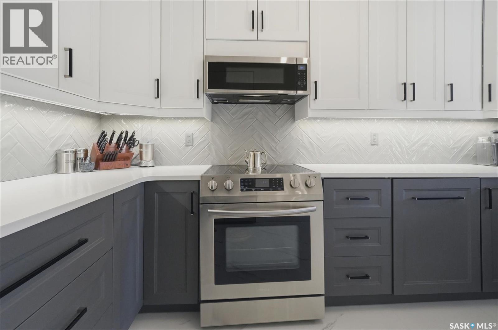 203 Gustin Crescent, Saskatoon, SK - Indoor Photo Showing Kitchen