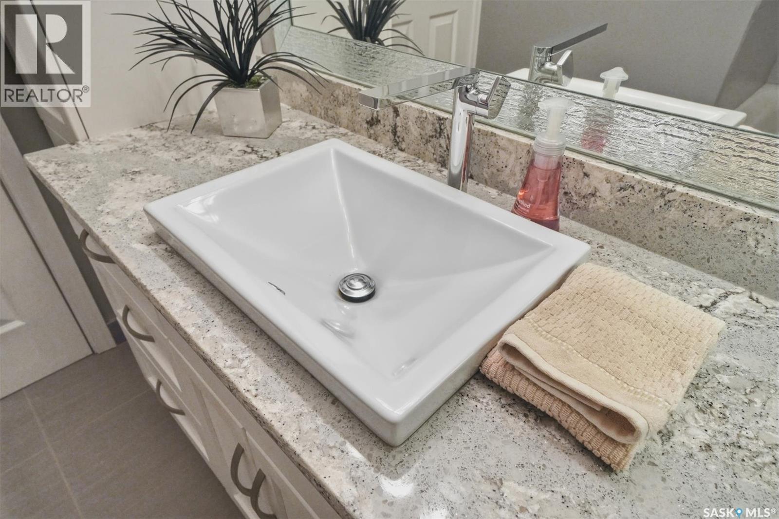 203 Gustin Crescent, Saskatoon, SK - Indoor Photo Showing Bathroom