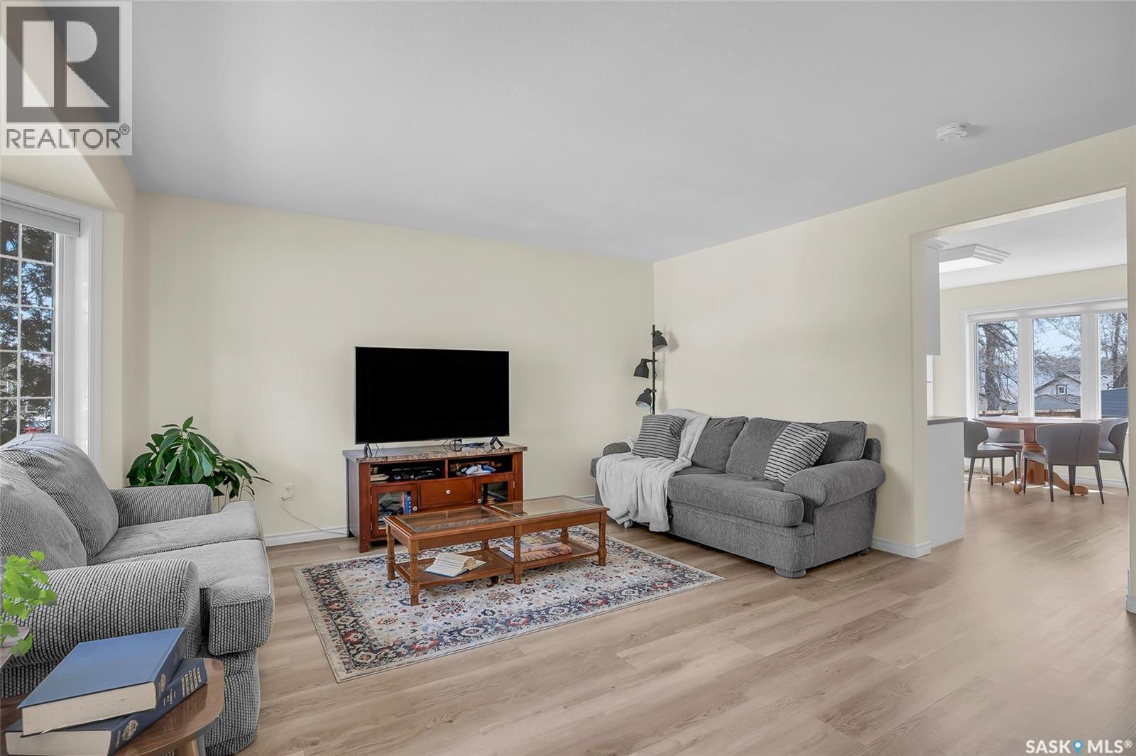 1122 12Th Street E, Saskatoon, SK - Indoor Photo Showing Living Room