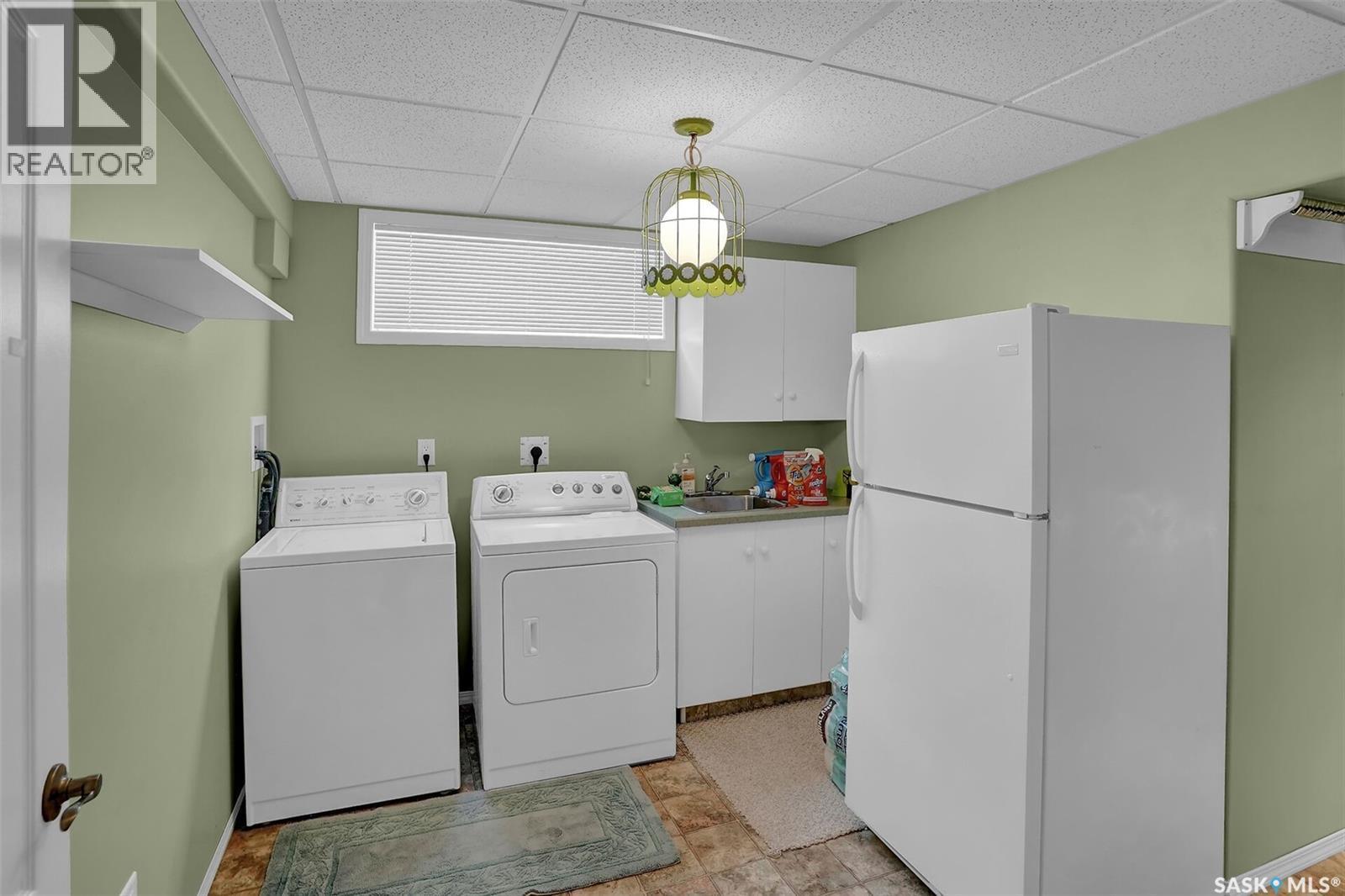 1684 Fenwick Crescent N, Regina, SK - Indoor Photo Showing Laundry Room