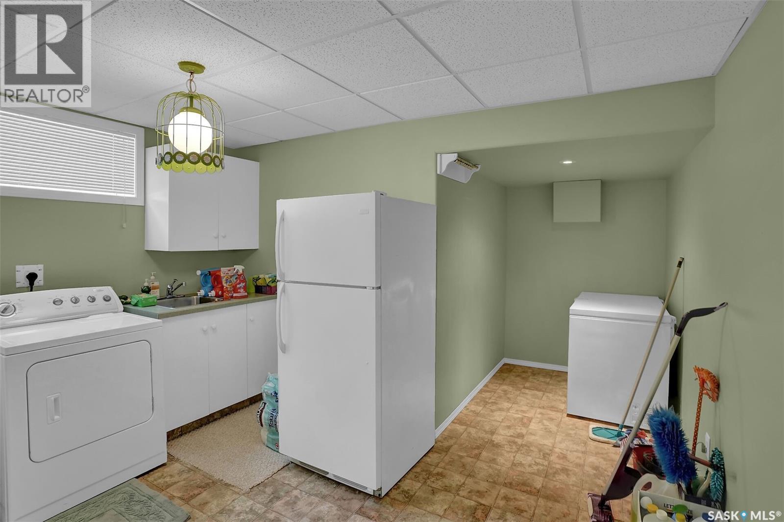 1684 Fenwick Crescent N, Regina, SK - Indoor Photo Showing Laundry Room