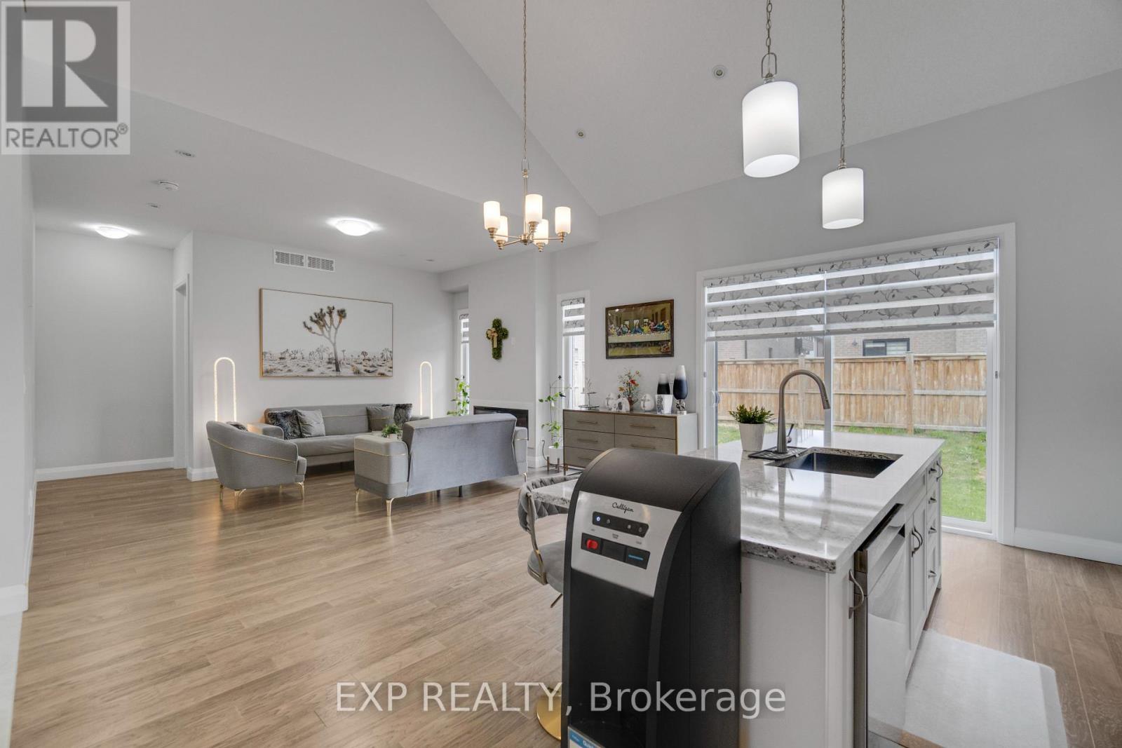 5 - 923 Stonecliffe Walk, Kitchener, ON - Indoor