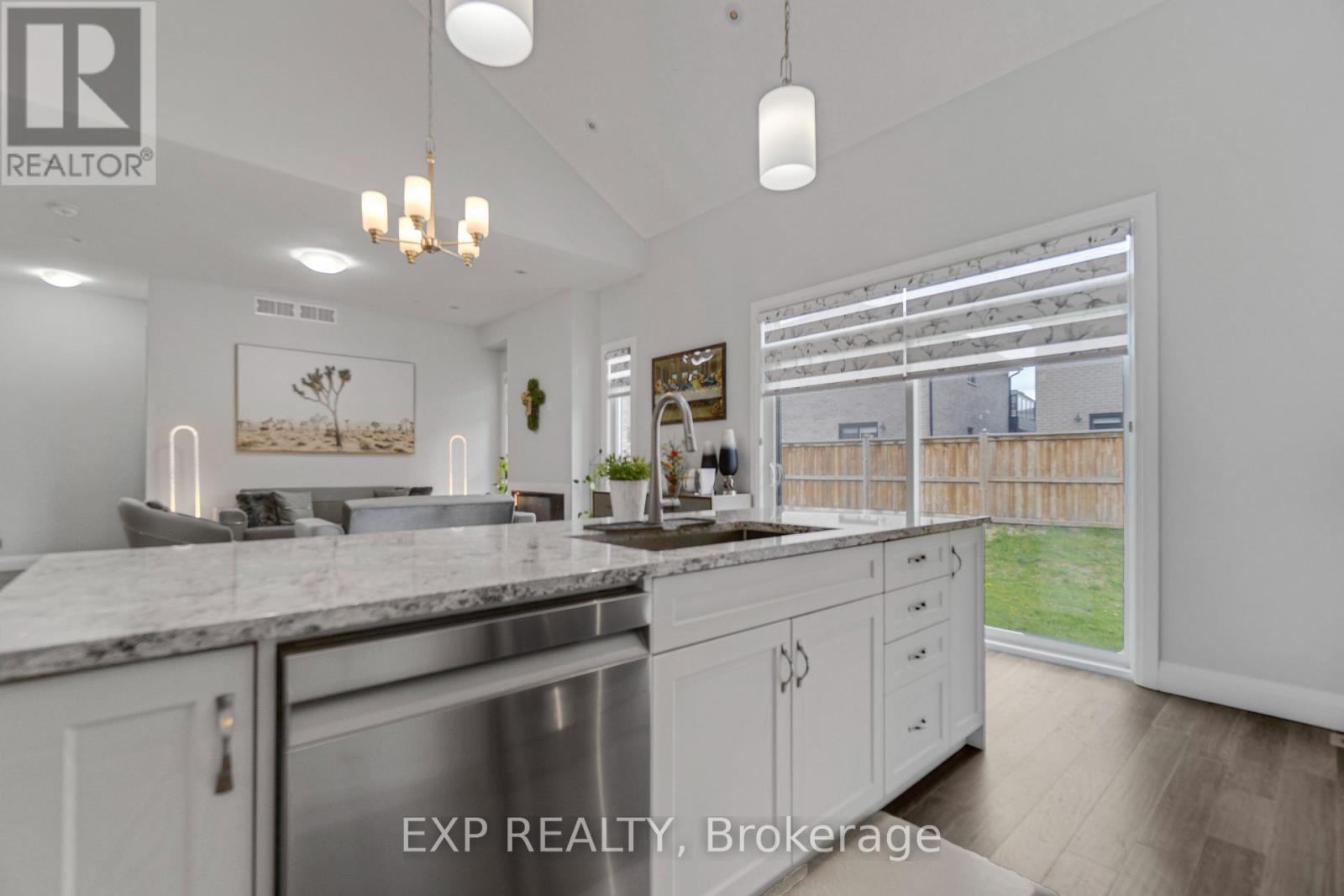 5 - 923 Stonecliffe Walk, Kitchener, ON - Indoor Photo Showing Kitchen