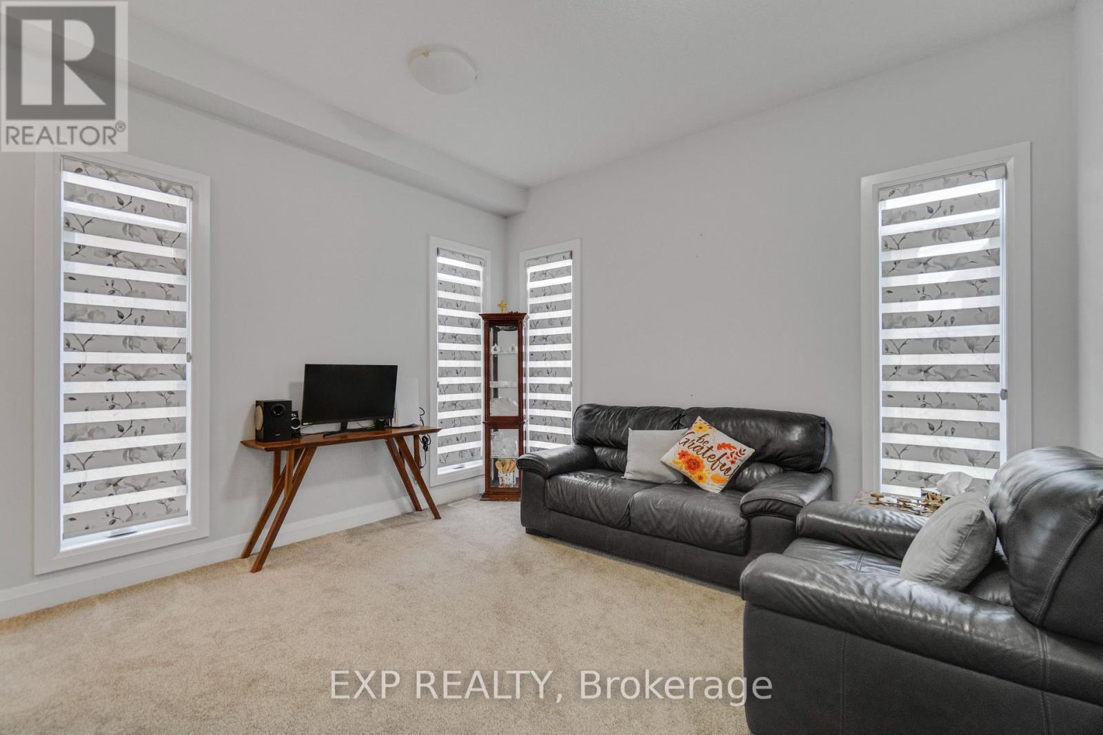 5 - 923 Stonecliffe Walk, Kitchener, ON - Indoor Photo Showing Living Room