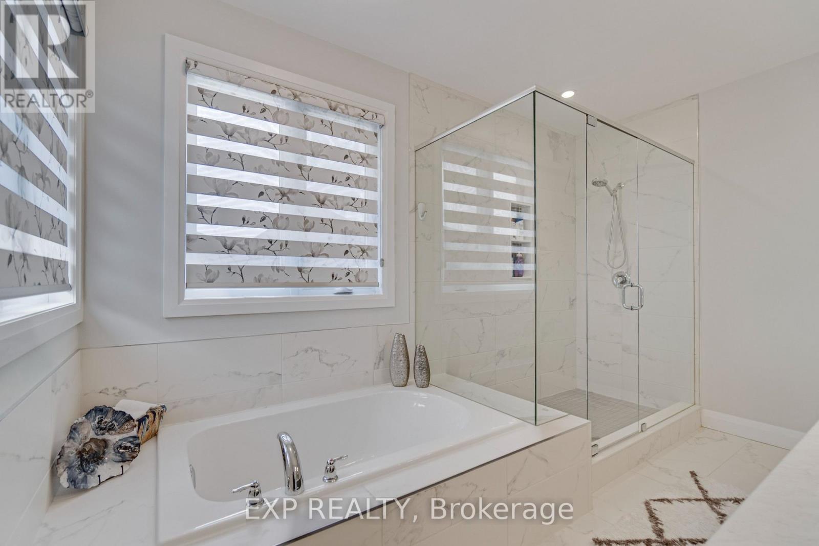 5 - 923 Stonecliffe Walk, Kitchener, ON - Indoor Photo Showing Bathroom