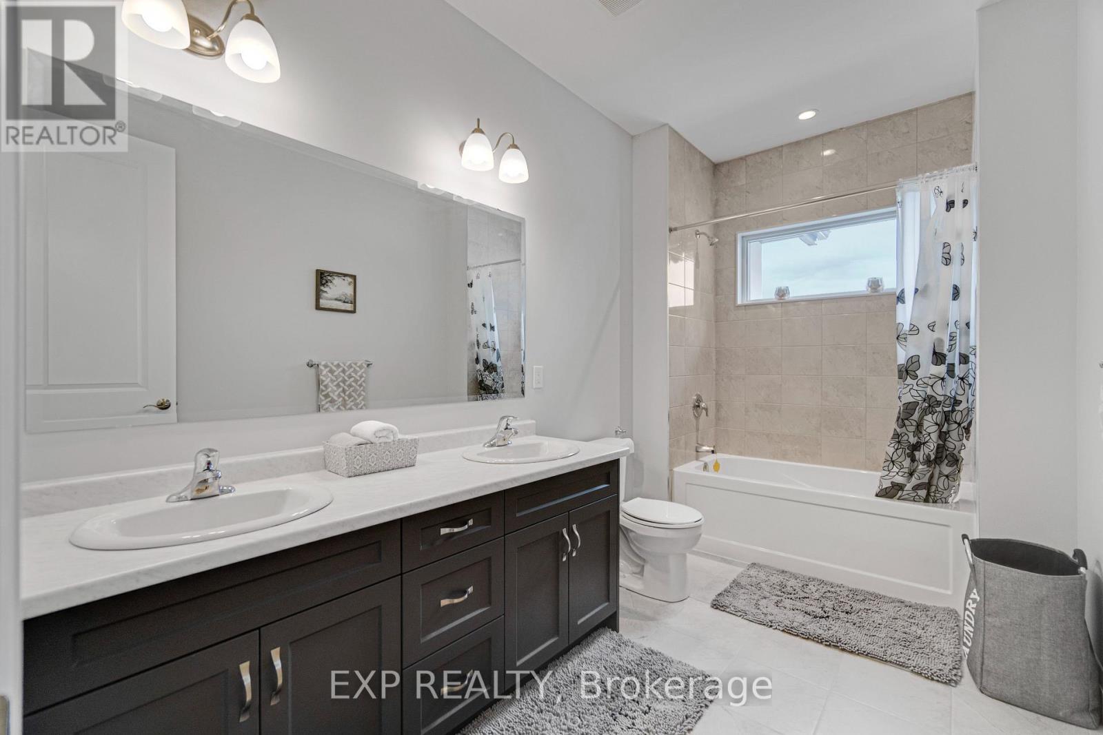 5 - 923 Stonecliffe Walk, Kitchener, ON - Indoor Photo Showing Bathroom