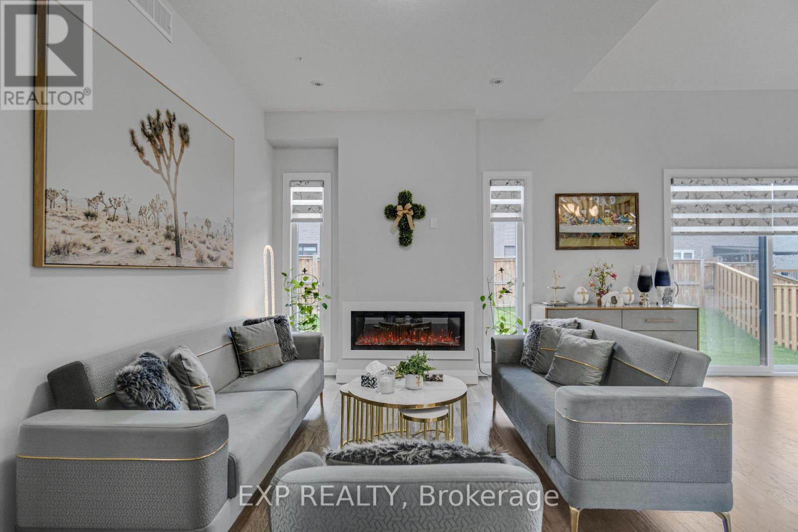 5 - 923 Stonecliffe Walk, Kitchener, ON - Indoor Photo Showing Living Room With Fireplace