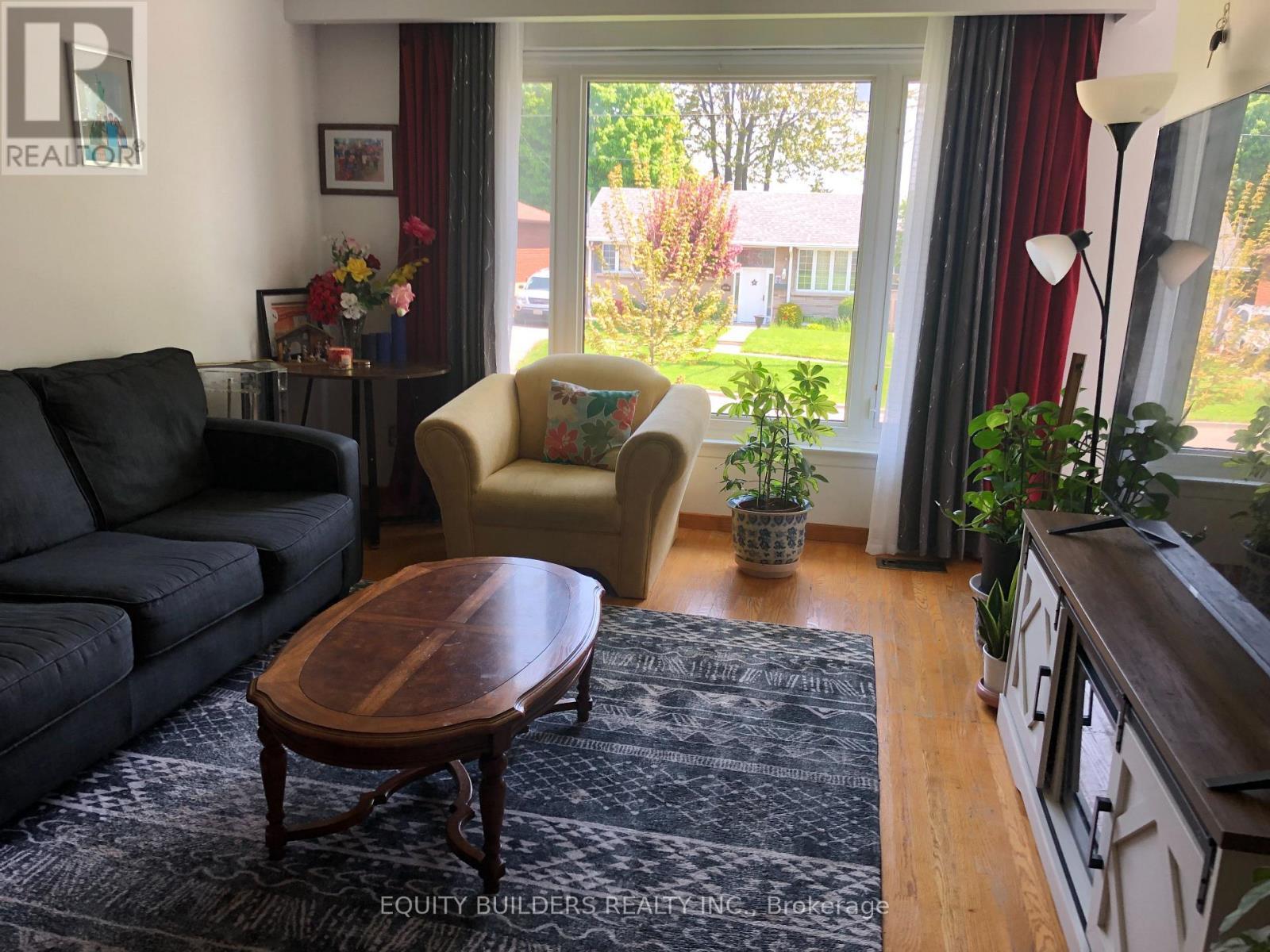1340 Cedar St. West Street W, Oshawa, ON - Indoor Photo Showing Living Room