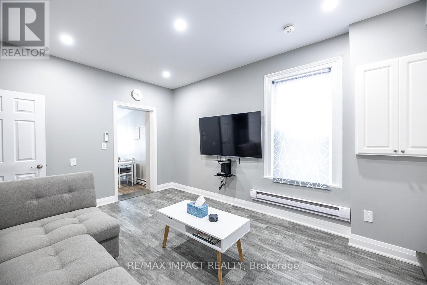 43.5 King Street E, Clarington, ON - Indoor Photo Showing Living Room