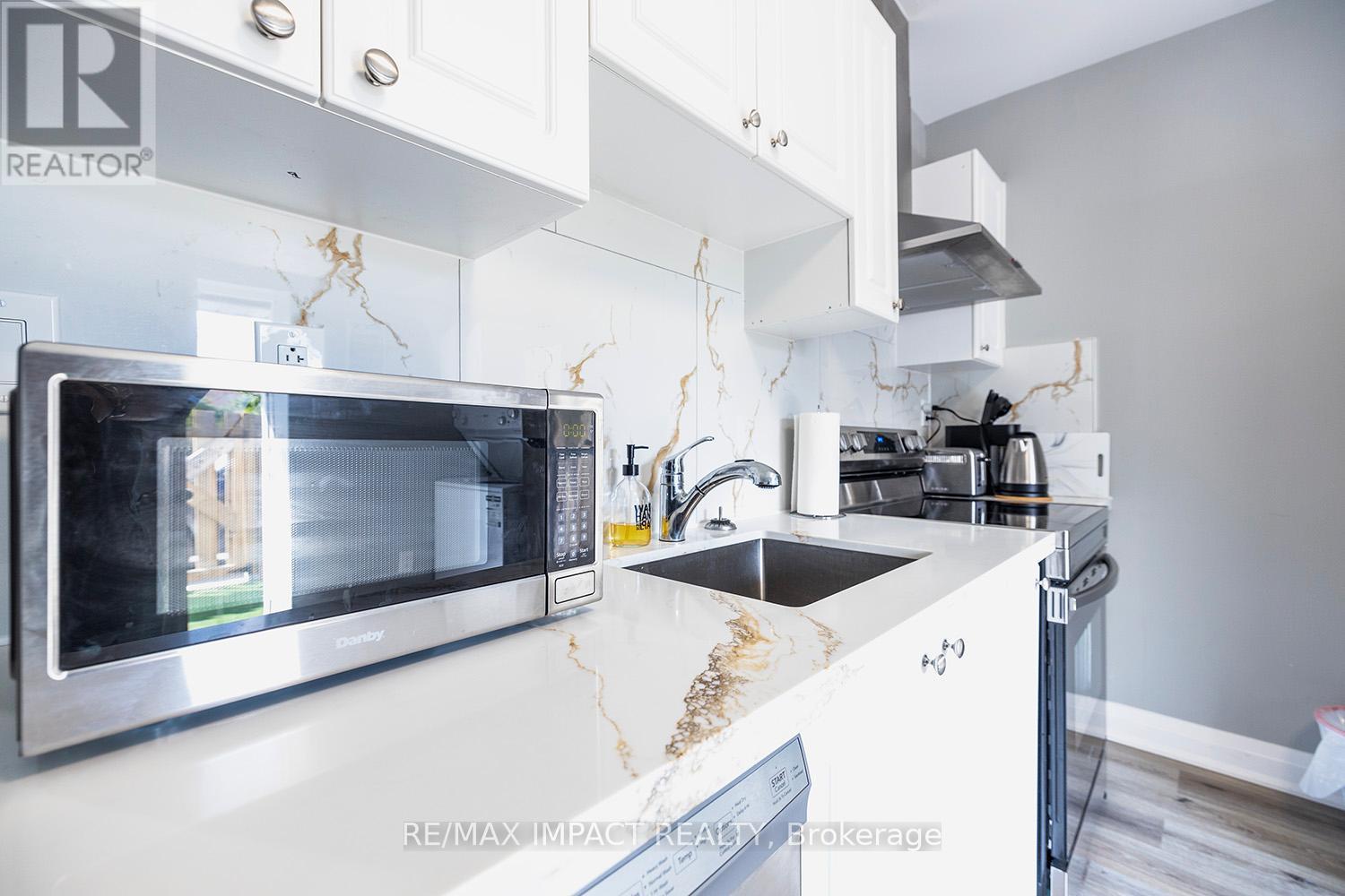 43.5 King Street E, Clarington, ON - Indoor Photo Showing Kitchen