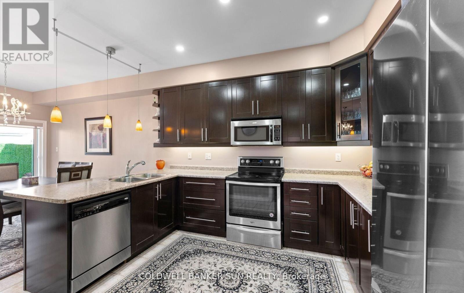 164 Canada Drive, Vaughan, ON - Indoor Photo Showing Kitchen With Double Sink With Upgraded Kitchen