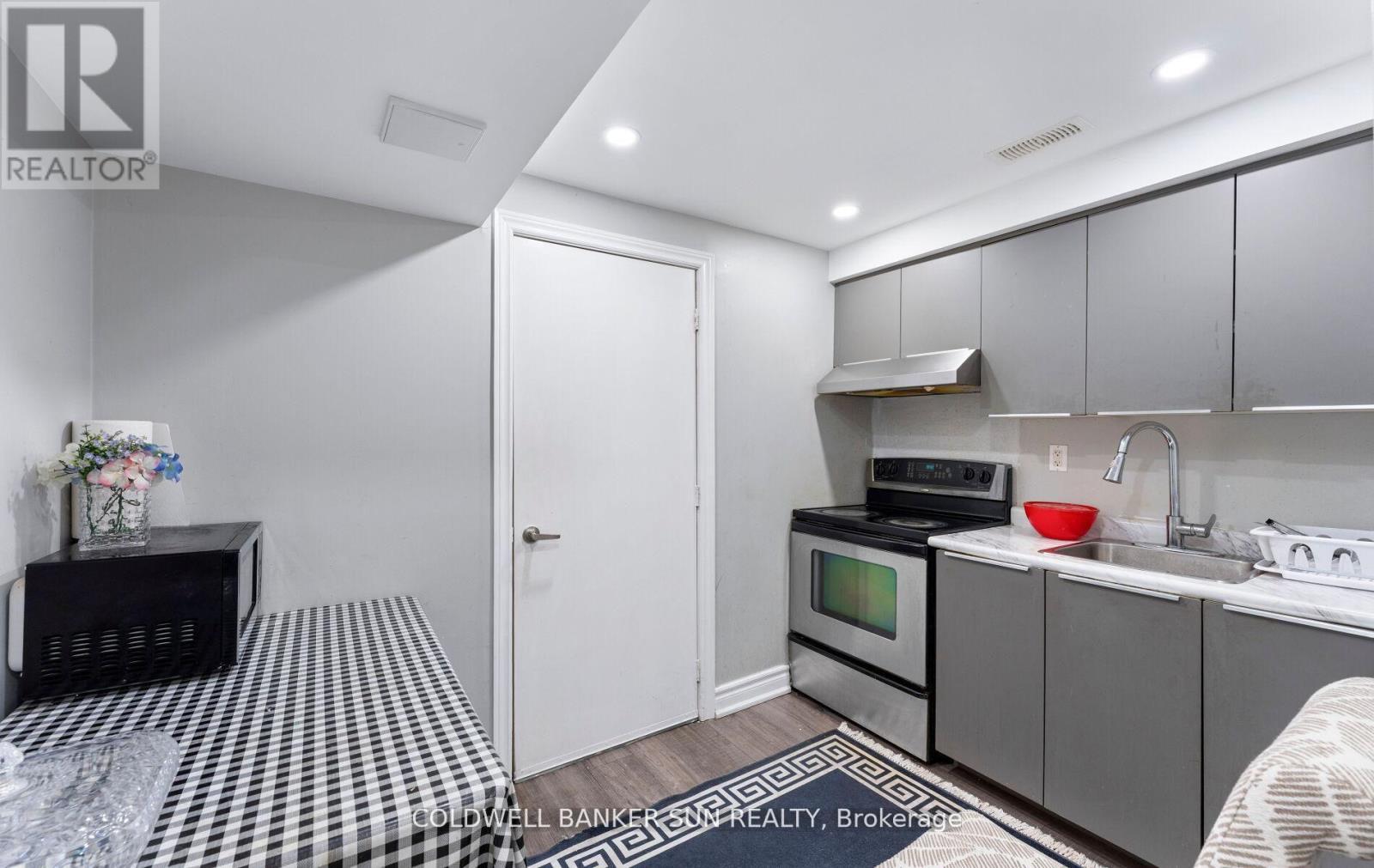 164 Canada Drive, Vaughan, ON - Indoor Photo Showing Kitchen