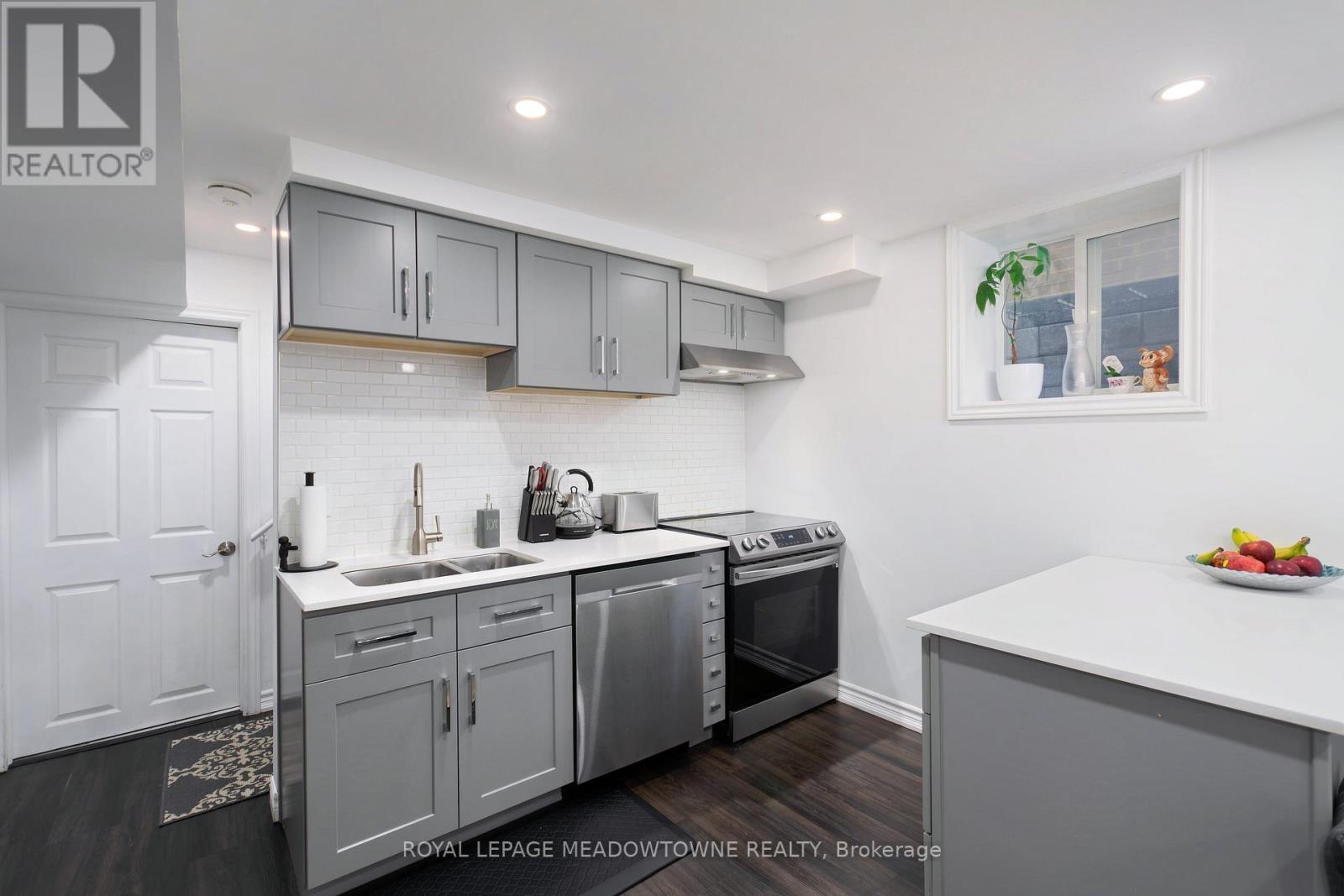11 Cranbrook Crescent, Vaughan, ON - Indoor Photo Showing Kitchen With Double Sink