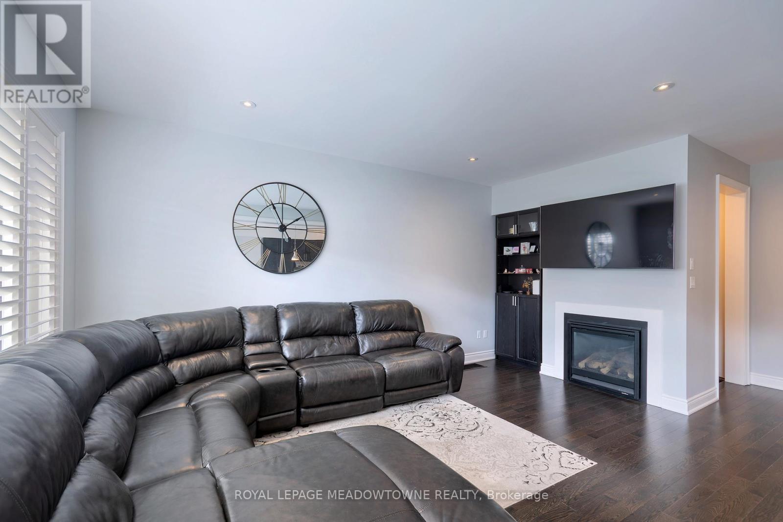 11 Cranbrook Crescent, Vaughan, ON - Indoor Photo Showing Living Room With Fireplace