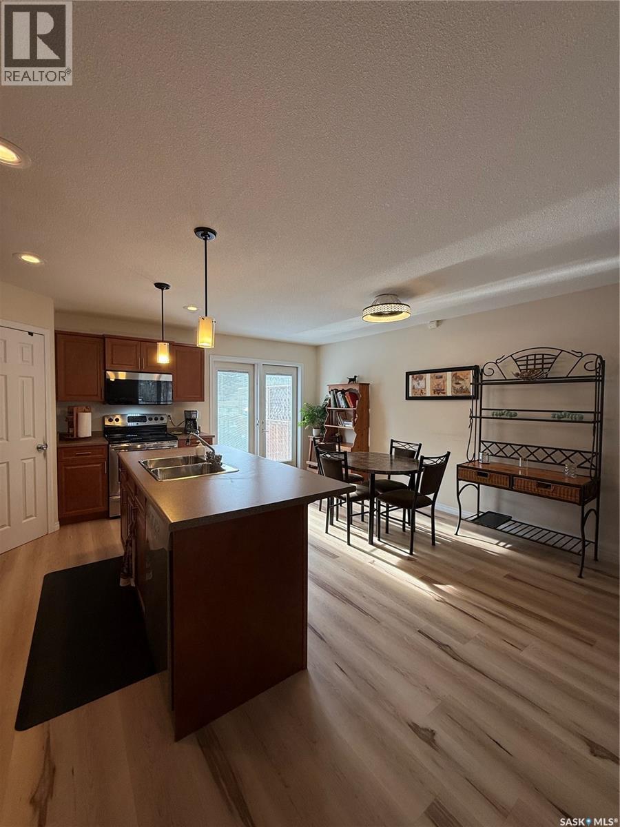 425 Y Avenue S, Saskatoon, SK - Indoor Photo Showing Kitchen With Double Sink