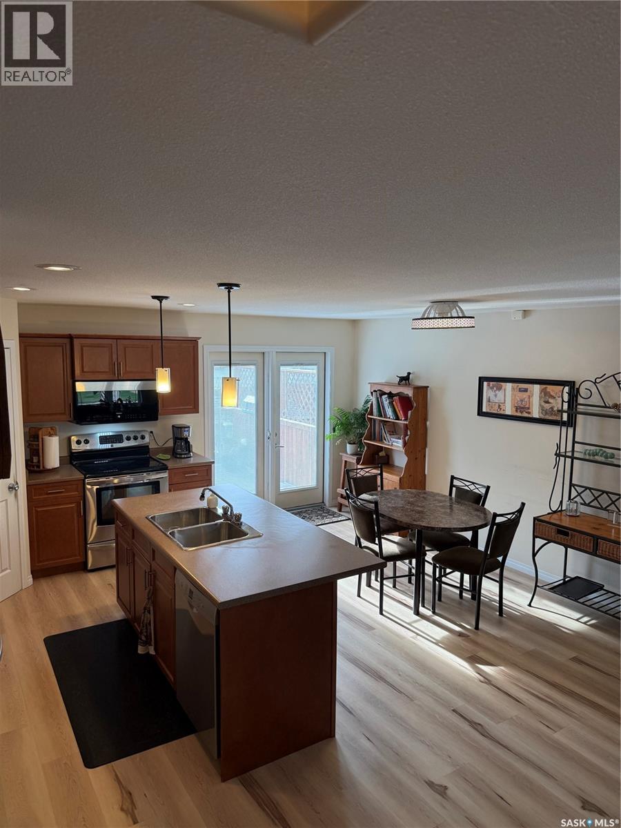 425 Y Avenue S, Saskatoon, SK - Indoor Photo Showing Kitchen With Double Sink