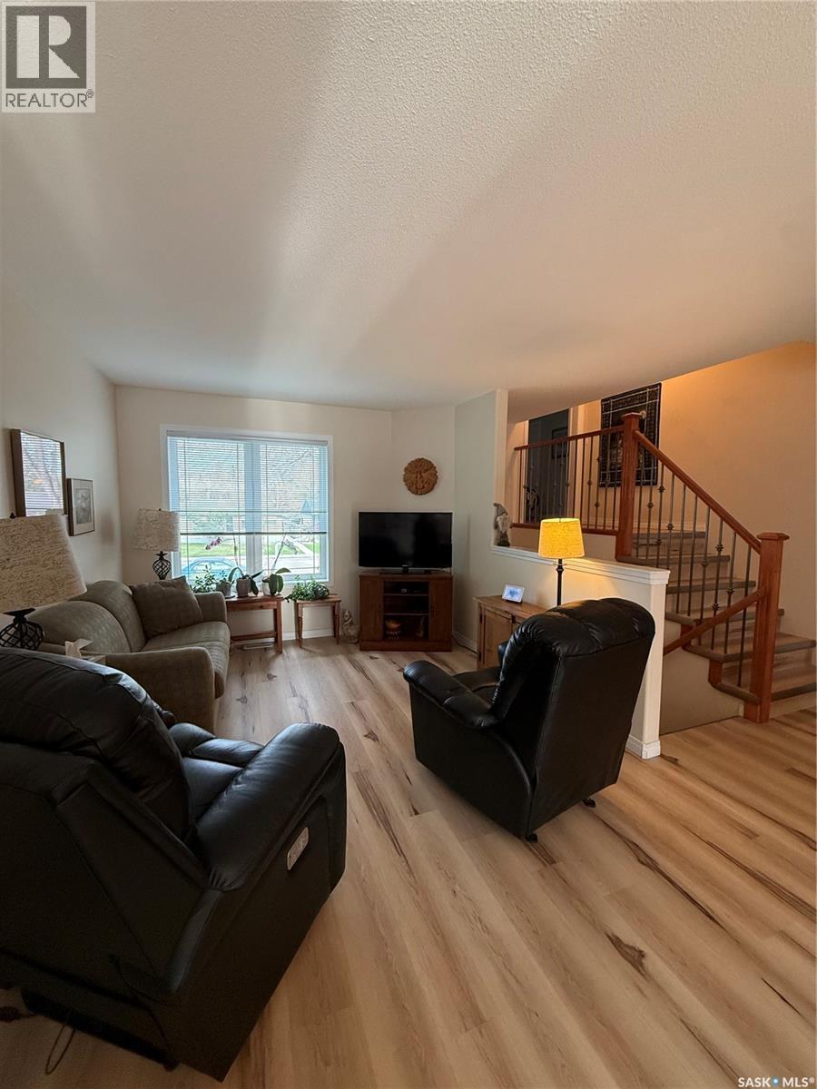 425 Y Avenue S, Saskatoon, SK - Indoor Photo Showing Living Room