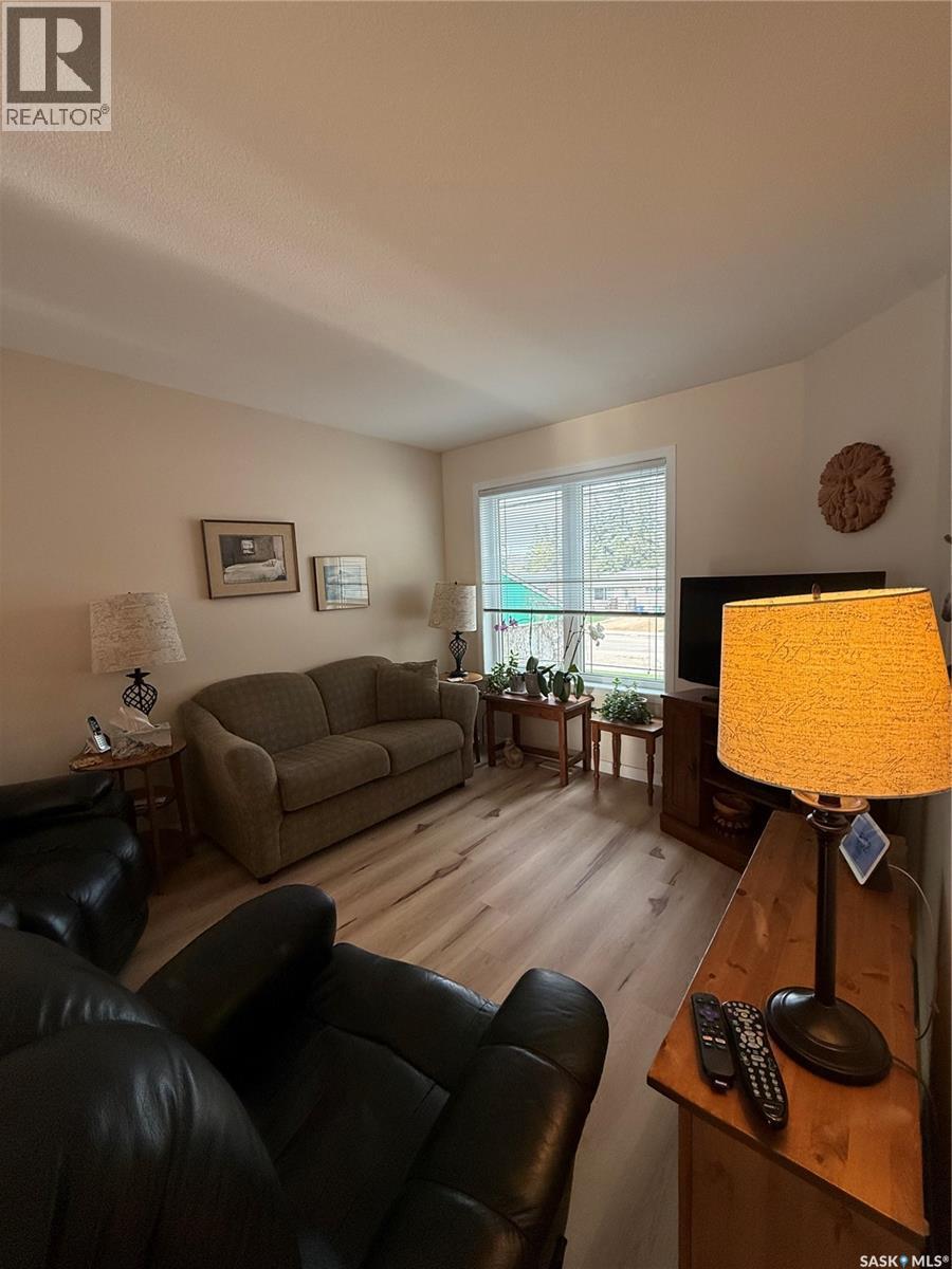 425 Y Avenue S, Saskatoon, SK - Indoor Photo Showing Living Room
