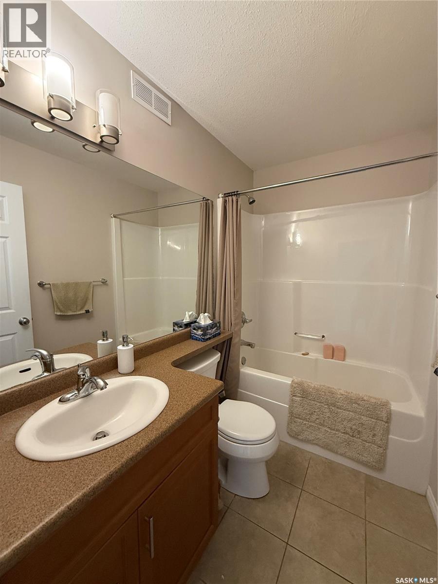 425 Y Avenue S, Saskatoon, SK - Indoor Photo Showing Bathroom