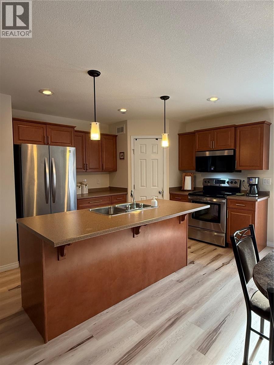 425 Y Avenue S, Saskatoon, SK - Indoor Photo Showing Kitchen With Stainless Steel Kitchen With Double Sink